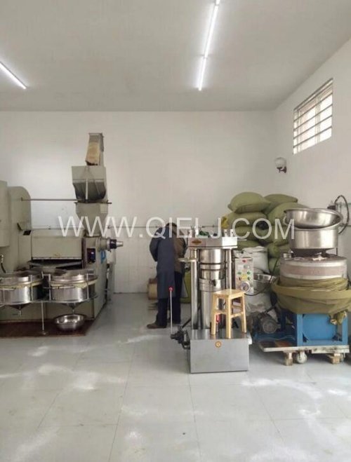 開(kāi)榨油坊你懂得如何選油坊榨油機(jī)設(shè)備嗎？企鵝糧油機(jī)械告訴您(圖1)