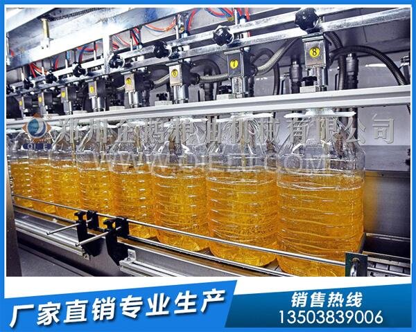 企鵝榨油機(jī):廣西來(lái)賓年產(chǎn)1萬(wàn)噸花生油生產(chǎn)線投產(chǎn)(圖3) 花生油灌裝生產(chǎn)線